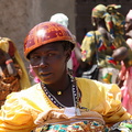 marché de tourou : femmes portant des calebasses