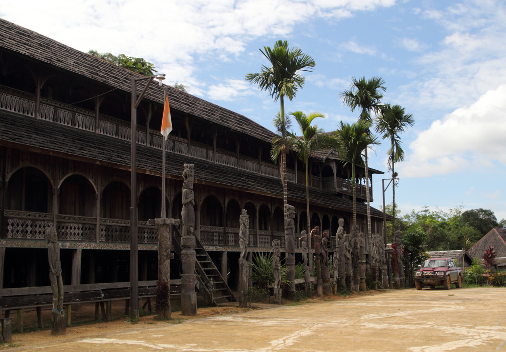 Dayak de la rivière Mahakam : maison longue
