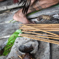 Mentawai : préparation des flèches empoisonnées.