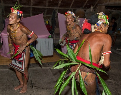 Mentawai : danse des 3 vieux chamans
