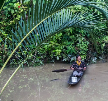 Mentawai : l'eau de la rivière est remontée. nous repartons en barque