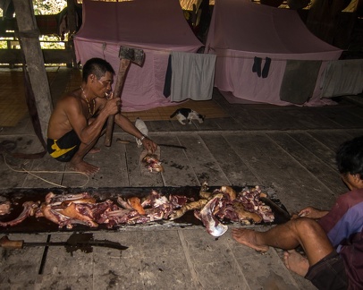 Mentawai : découpe du cochon dans la maison avant cuisson