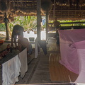 Mentawai : découpe du cochon dans la maison avant cuisson
