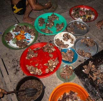 Mentawai : répartition des morceaux de porc cuits