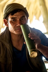 tribu Hill Miri : homme buvant de l'Apong (bière locale)