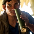 tribu Hill Miri : homme buvant de l'Apong (bière locale)