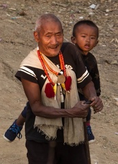 Nagaland :  tribu Konyak - grand-père et son petit-fils