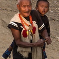 Nagaland :  tribu Konyak - grand-père et son petit-fils