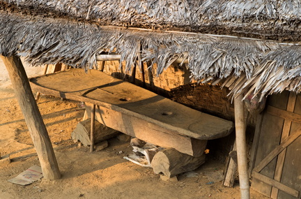 Nagaland :  tribu Konyak - table pour piler les céréales