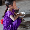 Nagaland :  tribu Konyak - petite fille mangeant du riz