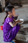 Nagaland :  tribu Konyak - petite fille mangeant du riz
