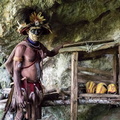 Chez les Huli : gardien de la grotte des ancêtres