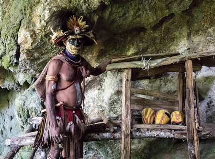 Chez les Huli : gardien de la grotte des ancêtres