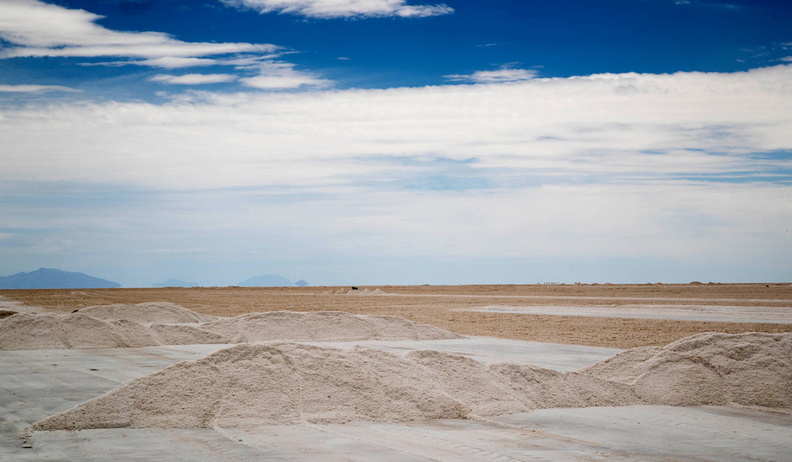 Bolivie - salar d'Uyuni - récolte du sel