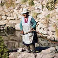 Bolivie -  autour du salar d'Uyuni - vieille femme s'occupant de l'irrigation