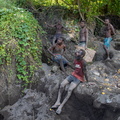 Nouvelle Bretagne - Rabaul : collecte des oeufs au pied du volcan