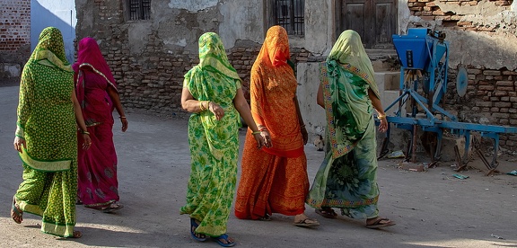 village de Khadol - les femmes se cachent devant les anciens