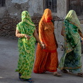 village de Khadol - les femmes se cachent devant les anciens