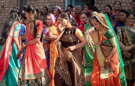 mariage citadin : le jour de la cérémonie - les femmes dansent autour du marié
