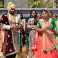 mariage citadin : le jour de la cérémonie - le marié et la mariée dansent avant la cérémonie