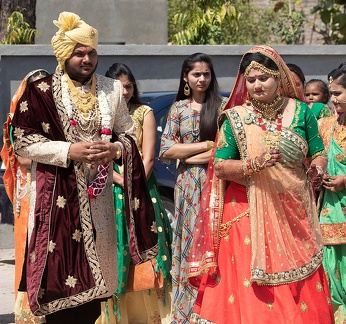 mariage citadin : le jour de la cérémonie - le marié et la mariée dansent avant la cérémonie