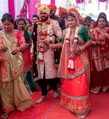 mariage citadin : le jour de la cérémonie - les mariés marchent sur un tapis de pétales de rose