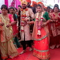 mariage citadin : le jour de la cérémonie - les mariés marchent sur un tapis de pétales de rose