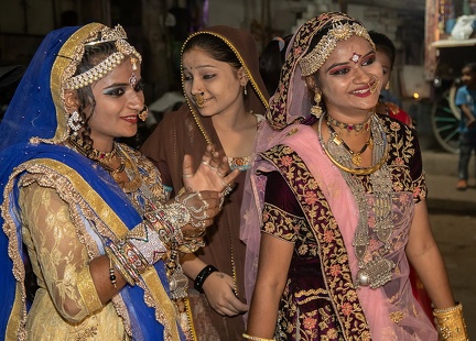 Ahmedabad : mariage dans quartier pauvre lors de la nuit de Holika - danseuses