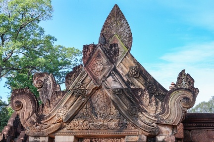 Banteay Srei - la citadelle des femmes  :fronton du gopura est