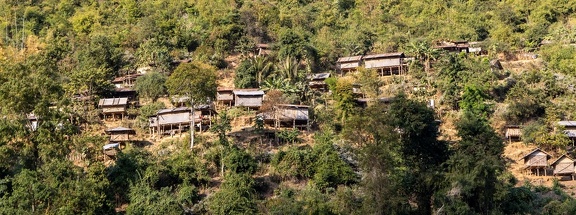 sur le Mékong : village Thai Lue sur pilotis