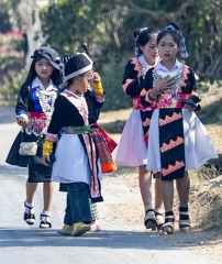sur la route : petites filles hmong en tenue de fête