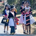 sur la route : petites filles hmong en tenue de fête
