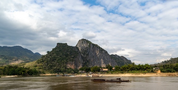 sur le Mékong : grottes de Tham Thim