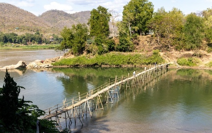 Luang Prabang : pont sur un affluent du Mékong