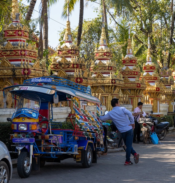 Vientiane : vat funéraire et tuk tuk