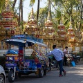 Vientiane : vat funéraire et tuk tuk