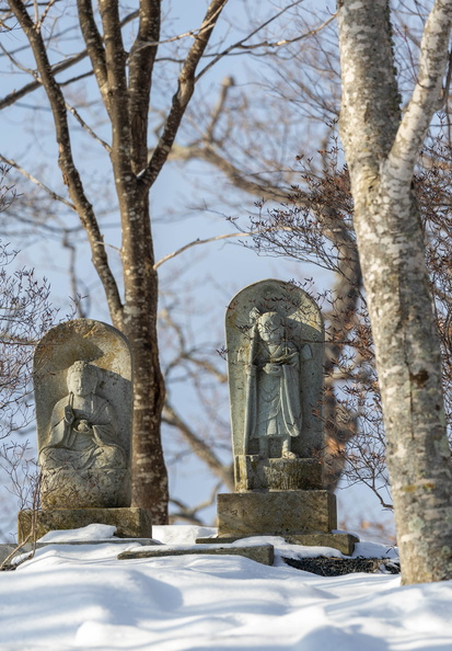 cimetière sur les rives du lac Kussharo