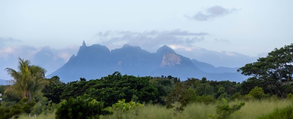 vue du golf du mont choisy :  Le Pieter Both montagne