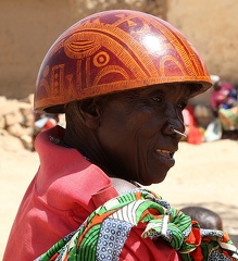 marché de tourou : femmes portant des calebasses