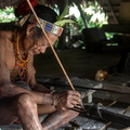 Mentawai : préparation des flèches empoisonnées.