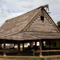 Moluques  ile de Halmahera : maison commune près de Jailolo